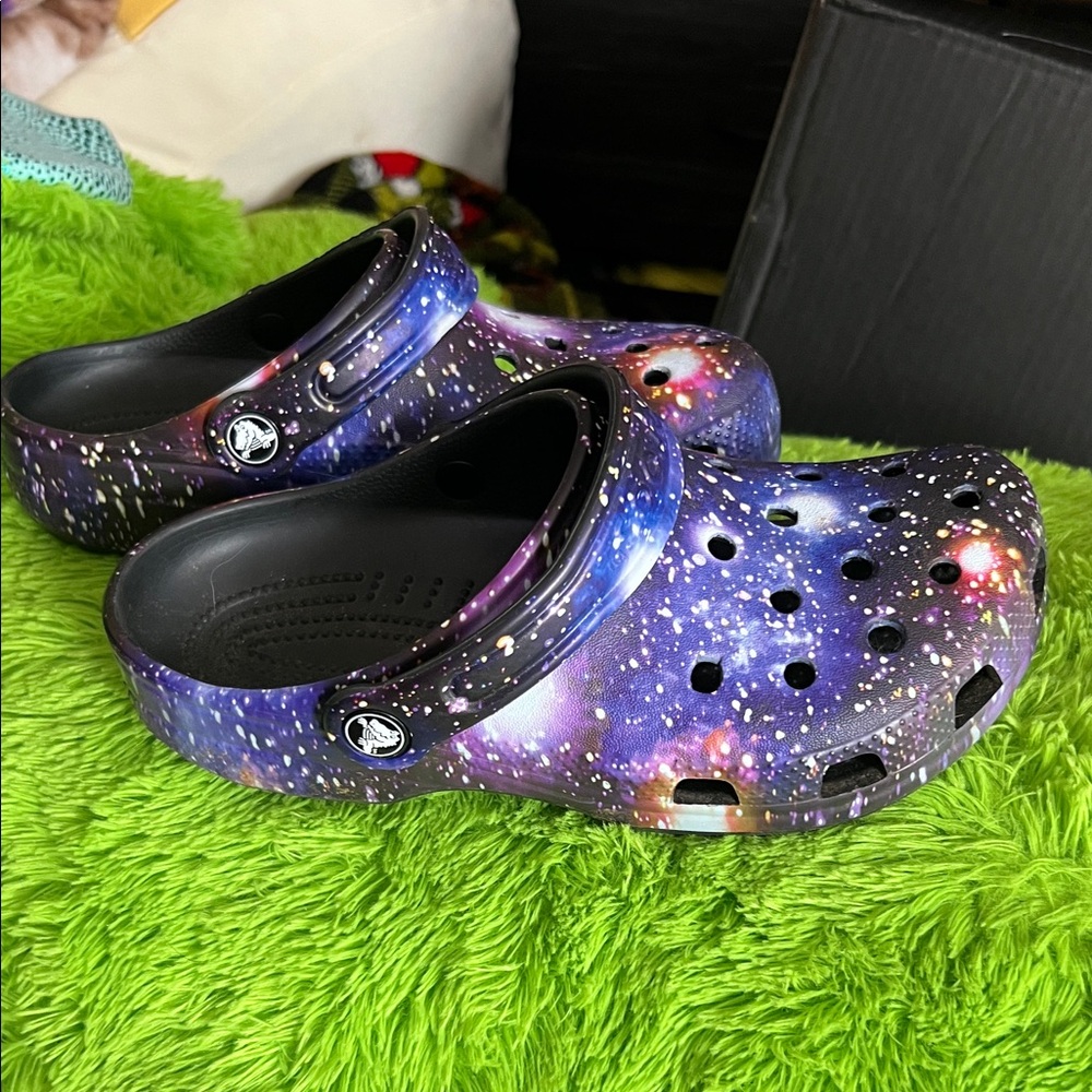 CROCS Kids Cosmic Galaxy Clogs J 3 J3 - Picture 3 of 5